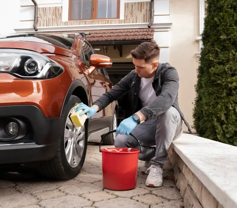 Lavage auto à domicile Saint-Maurice-Saint-Germain : professionnel intervenant sur un véhicule